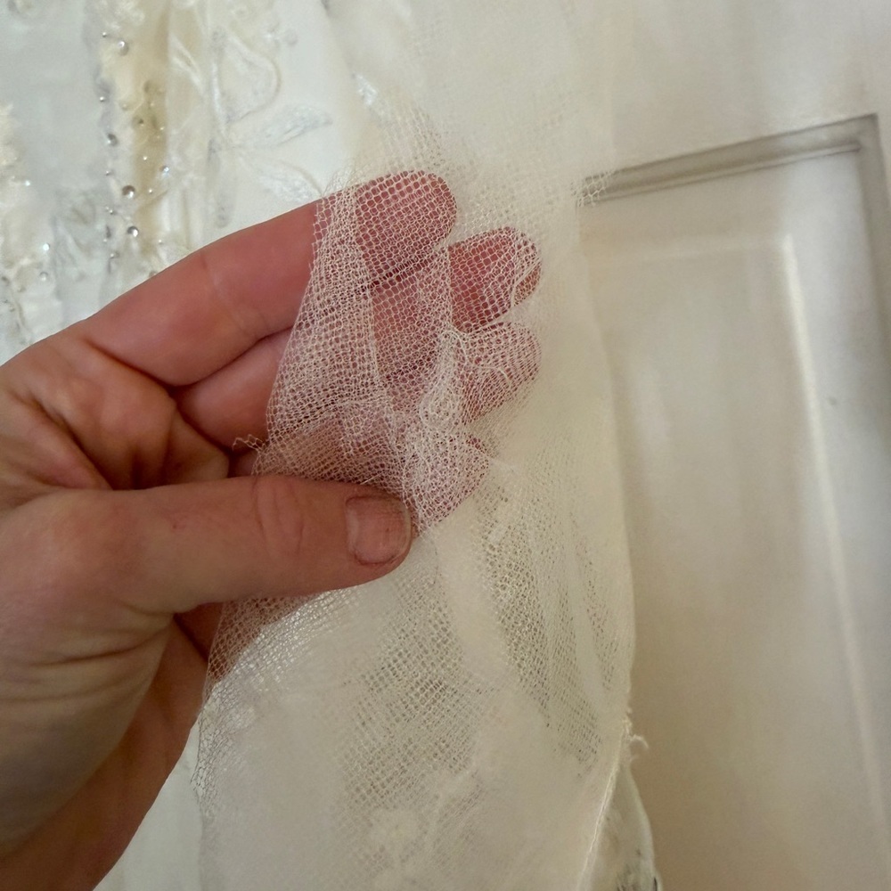 Vintage intricate Ivory Lace Tulle Ball Gown Wedding Dress - Picture 5 of 11